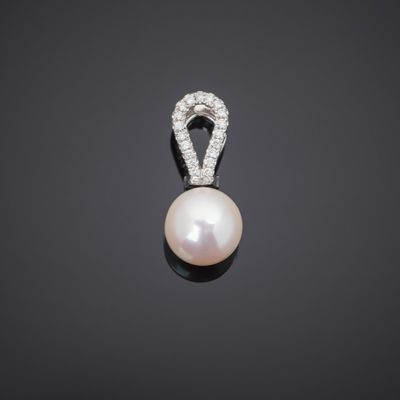 un pendentif en perle de culture et diamants