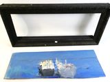 tableau représentant deux navires dans un cadre noir sur fond blanc