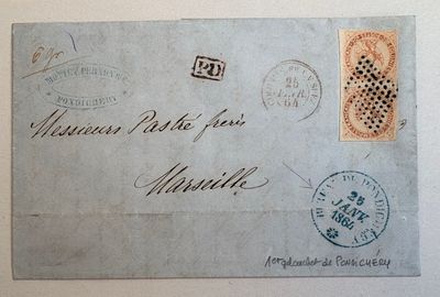 un bout de papier sur lequel figurent quelques timbres