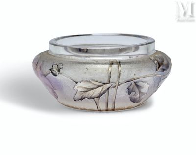 un bol en argent orné d'un motif floral