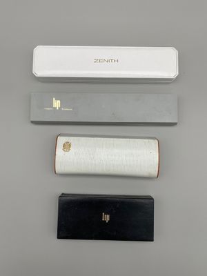 trois types de verres différents sont alignés sur une surface grise
