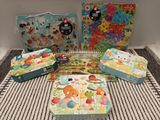Plusieurs livres pour enfants sont posés les uns à côté des autres sur une table.