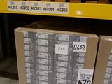 deux cartons posés sur une palette dans un entrepôt