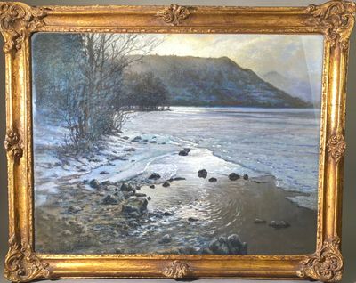 une image représentant un tableau d'un lac enneigé avec des rochers dans l'eau