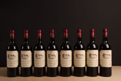 six bouteilles de vin sont alignées sur une table