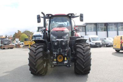 un tracteur garé sur un parking