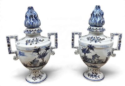 paire de vases bleus et blancs munis d'anses de chaque côté