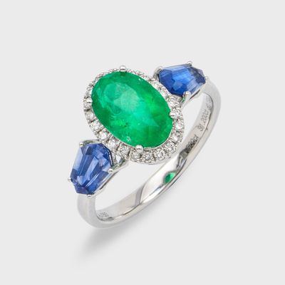 une bague sertie d'une émeraude, d'un saphir et de diamants