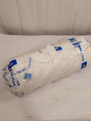 un rouleau de papier toilette emballé dans du plastique, posé sur un lit