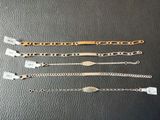 un lot de cinq bracelets posés sur une table