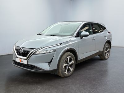 Le nouveau SUV Nissan QX est garé dans un showroom.