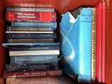 de nombreux livres empilés les uns sur les autres sur une étagère
