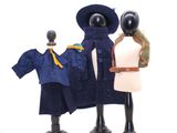 deux mannequins portant des tenues différentes