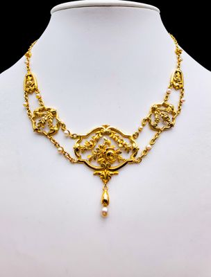 un collier en or sur un mannequin, au design très travaillé