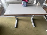 une table sur laquelle est posé un panier, dans une pièce
