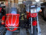 une moto rouge équipée d'un side-car