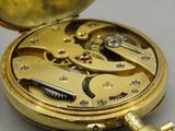 gros plan d'une montre de poche sur une table