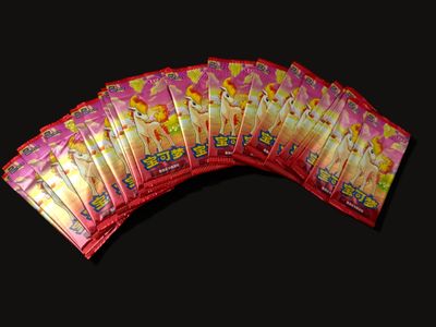 de nombreux sachets de bonbons sur fond noir