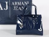 Le sac est bleu et porte un logo.