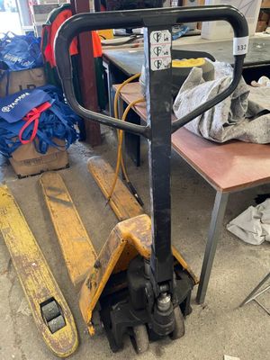 une photo d'un chariot élévateur dans un garage