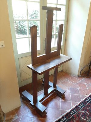 une chaise en bois placée devant une fenêtre dans une pièce