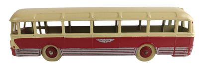un petit bus en plastique posé sur une surface blanche