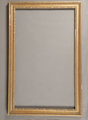 deux miroirs à cadre doré accrochés au mur à côté d'un miroir