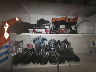 de nombreuses paires de chaussures sur une étagère dans un placard
