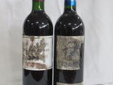 deux bouteilles de vin posées l'une à côté de l'autre sur une table
