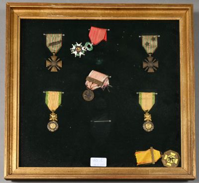 une photo d'une vitrine contenant des médailles et des médailles