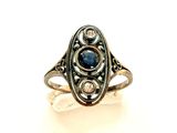 une image représentant une bague en argent ornée d'une pierre bleue au centre