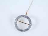 gros plan d'un collier sur une surface blanche