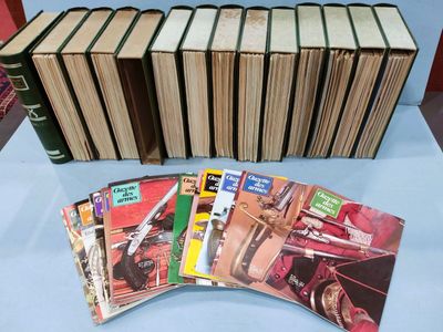 Plusieurs livres sont empilés sur une table, à côté d'une pile de livres