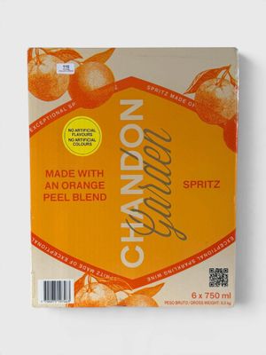 une image représentant une brique de jus d'orange posée sur une surface blanche