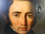 portrait d'un homme vêtu d'un manteau noir et d'une chemise blanche