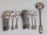 beaucoup de cuillères et de fourchettes en argent sur la table