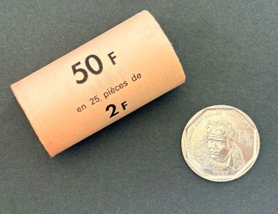 une pièce posée à côté d'un rouleau de papier toilette sur une table