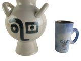 deux vases placés l'un à côté de l'autre sur une table