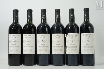 six bouteilles de vin sont alignées sur une table