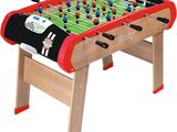 La table de baby-foot est en bois et son plateau est rouge.