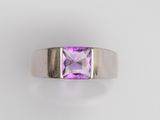 une bague en améthorate sertie d'une pierre d'améthorate taillée en carré