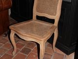 une chaise posée sur le sol d'une pièce