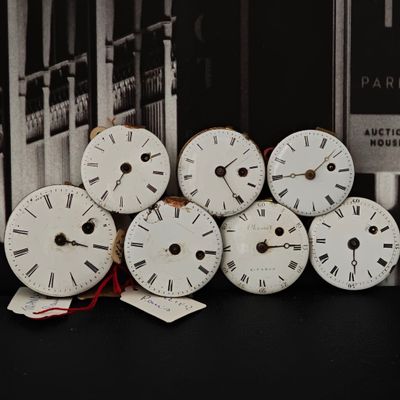 tout un tas d'horloges posées sur une table