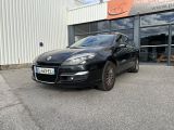 la voiture noire est garée devant un bâtiment