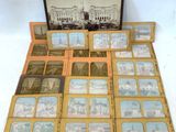 une vieille photo montrant une collection de cartes postales anciennes dans une valise
