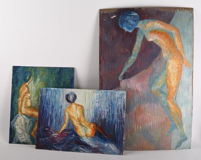 trois tableaux représentant des nus sont exposés sur un fond blanc