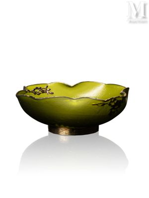 un bol vert posé sur une table