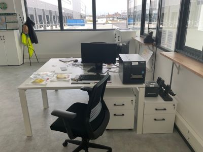 un bureau équipé d'un ordinateur et d'une imprimante