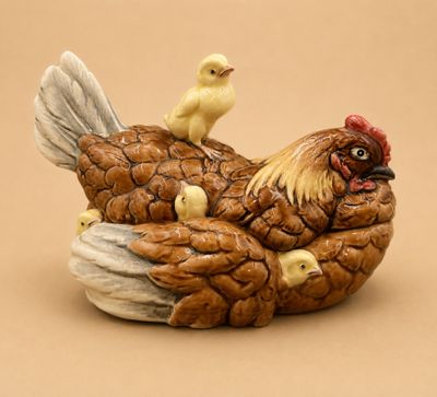 une figurine représentant une poule avec ses poussins