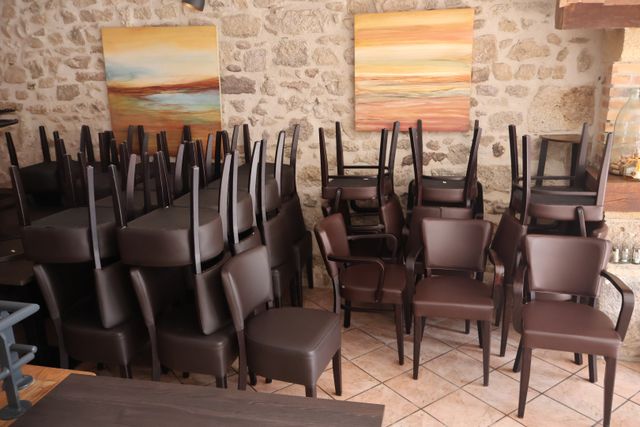 Trente chaises modernes structure bois garnies de simili cuir mar...